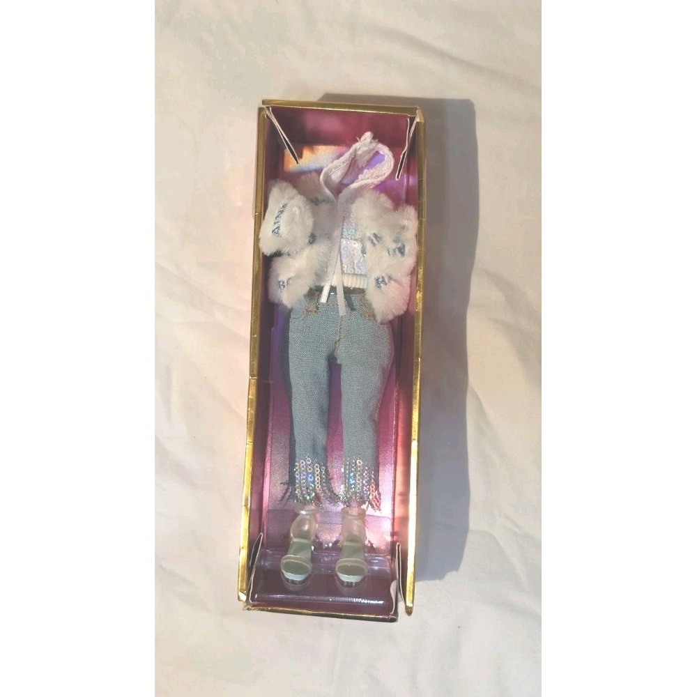 Skyler Bradshaw Winter Break Rainbow High Doll Outfit Faux Fur Coat Jeans Skates